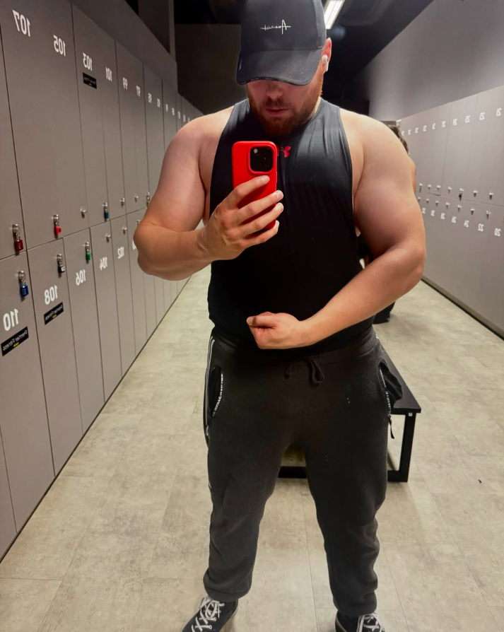 Pavel při samostatném tréninku ve fitness centru
