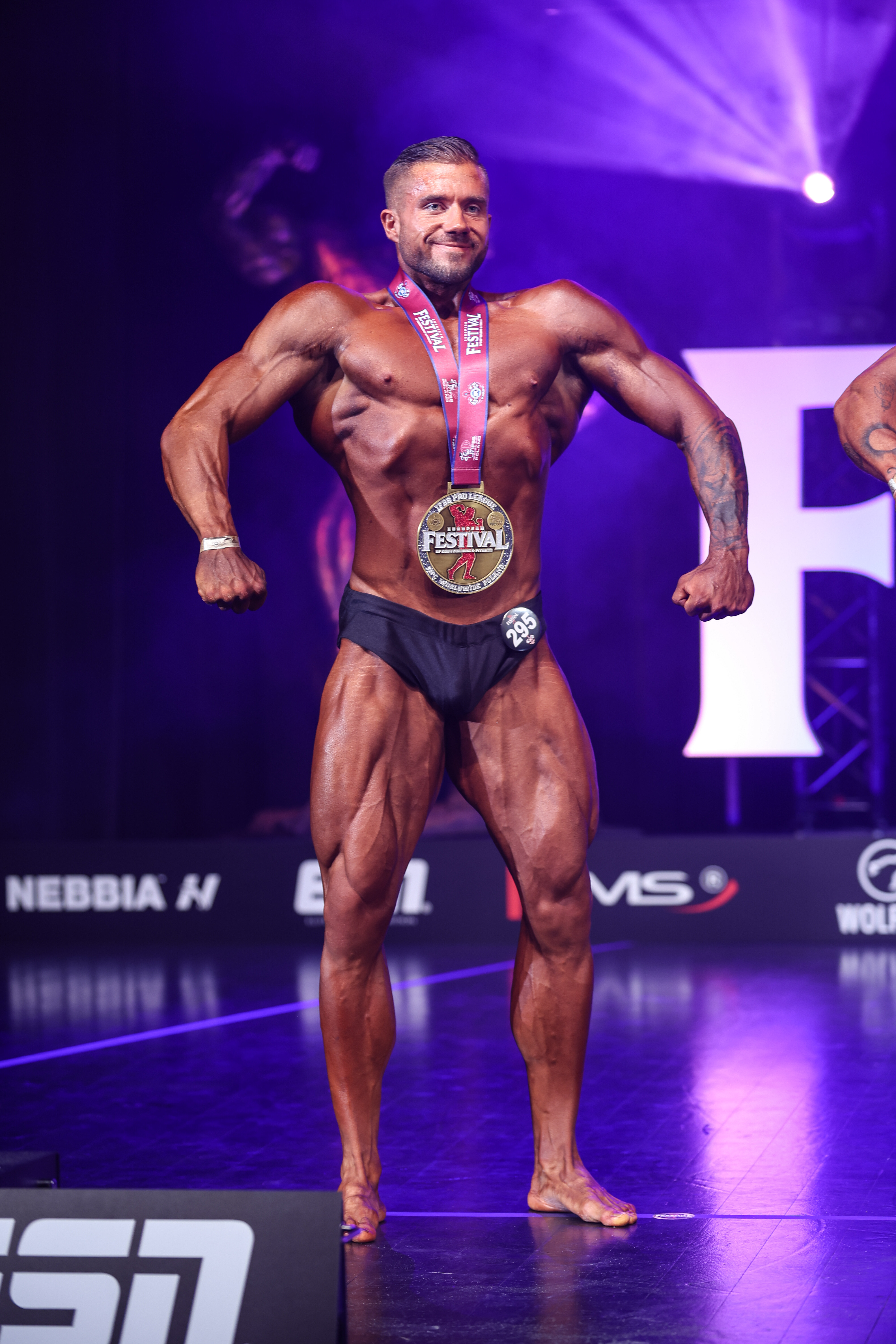 Tomáš Novický s medailí na bodybuildingové soutěži
