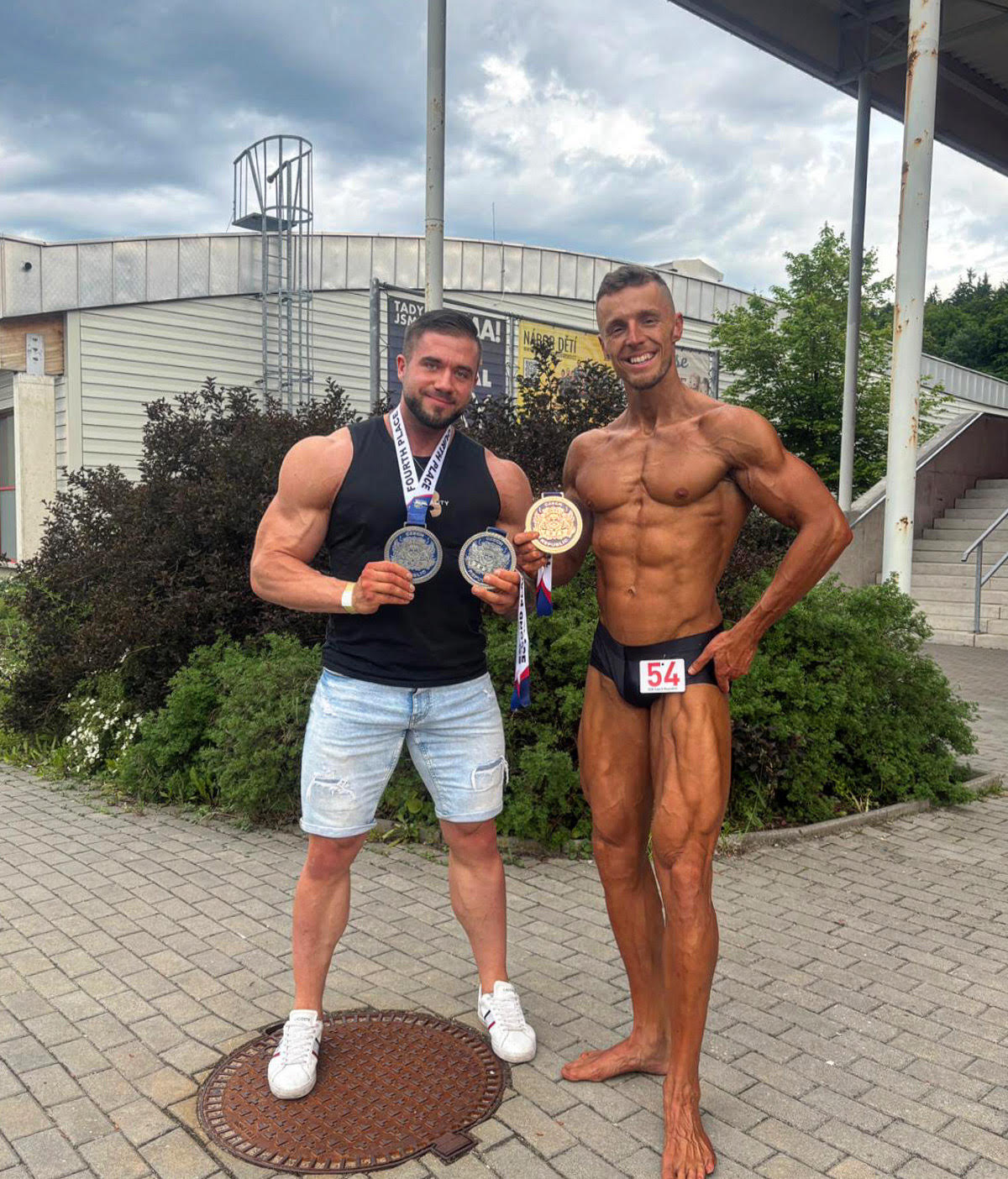 Tomáš Novický se závodníkem a soutěžními medailemi